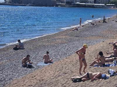  Turisti iz Srbije se kupaju na crnogorskim plažama za 1 maj 