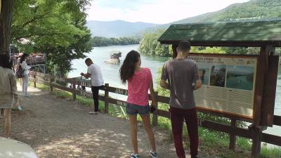  Kineski turisti oduševljeni kućicom na Drini kod Bajine Bašte 