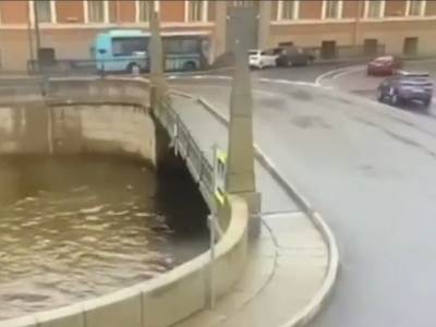  Autobus probija most 