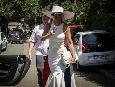  Jelena Karleuša na glasanju sa torbom od 10 000 evra 