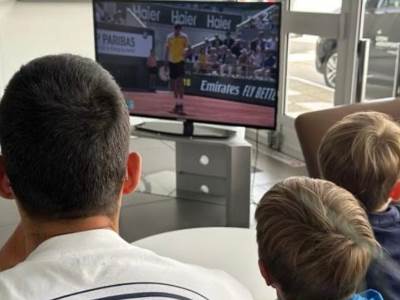  Novak Đoković gleda finale Rolan Garosa sa sinom 