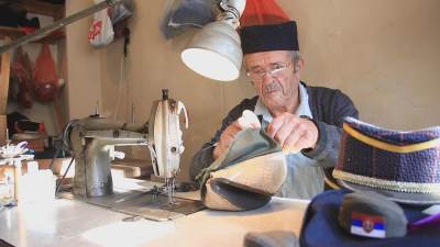  Deda Đorđe iz Užica u desetoj deceniji ne odustaje od zanata izrađuje šajkače koje su obišle svet 