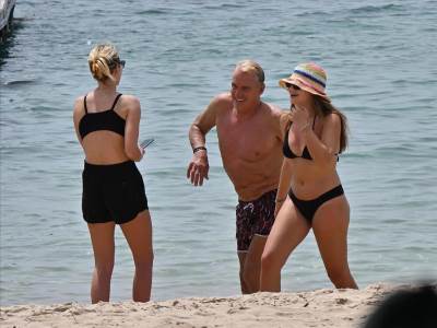  Slavni glumac na plaži sa 39 godina mlađom 