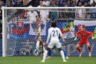  Slovački navijači i transparent Kosovo je Srbija na utakmici sa Engleskom na Euro 2024 