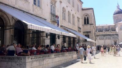  Koliko košta mesto u kafiću u Dubrovniku? 