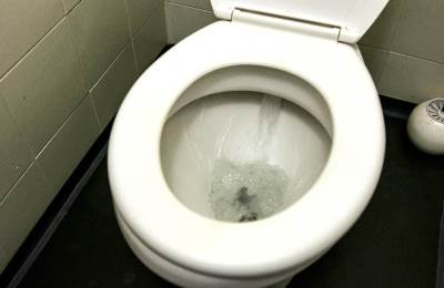  Zašto treba da spuštamo poklopac na WC šolji 