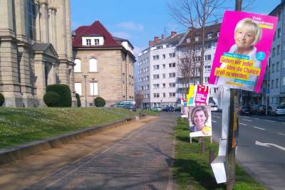  Nemačka - izborni plakati povezani plastičnim vezicama 