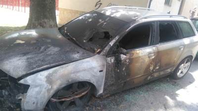  Kosovska Mitrovica - zapaljeni automobili 