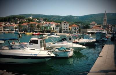  Hrvatska  Brač bušili gume turisti 