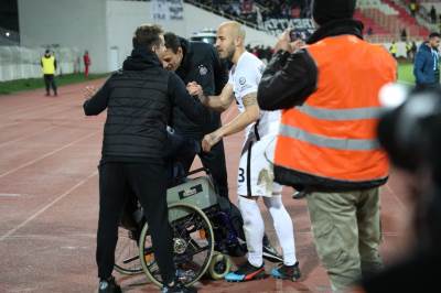  FOTO: Nemanja R. Miletić poklonio dres navijaču u invalidskim kolicima 
