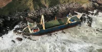  Oluja nanela napušten brod na obalu 