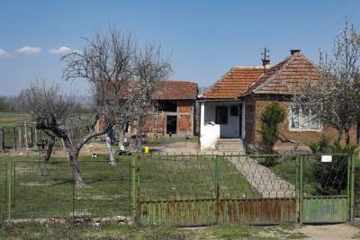  Humanost Srbija - Porodici sa četvoro dece poklonila dve kuće - Selo   