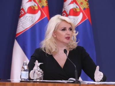  Fotografija ministrke Darije Kisić sa rukom u gipsu 