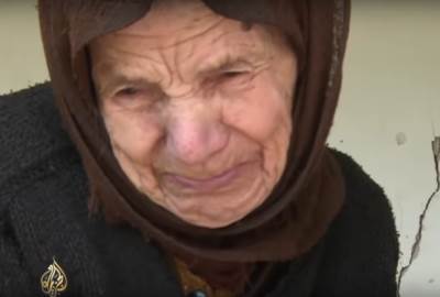  Kosovo Albanac pomože srpskoj starici u selu Vagneš 