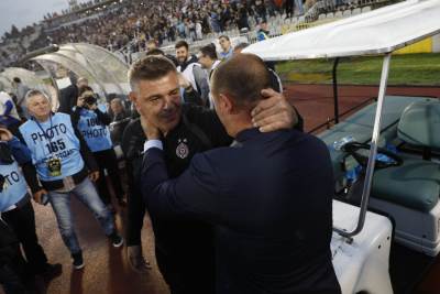  Savo Milošević i Dejan Stanković zagrljaj derbi Partizan Crvena zvezda Kup Srbije polufinale 2020 