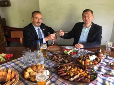  Američki ambasador jeo u Šapcu sa gradonačelnikom 