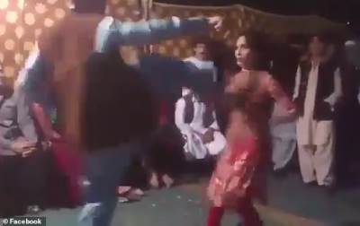  Pakistan - odgurnuo devojku jer je plesala 