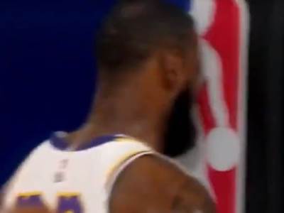  Lebron Džejms LA Lejkers glavom o kontrukciju koša VIDEO NBA denver košarka 