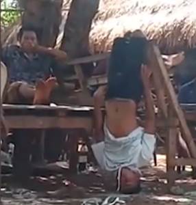  indonezija obicaji porodica obesili cerkinog decka za noge momak i devojka zajednicki zivot 