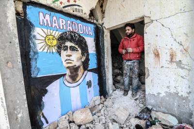  umro dijego maradona mural idlib sirija bliski istok rat ruševine foto fudbal 