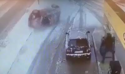  karlovac benzinska pumpa saobracajna nesreca auto uleteo prevrnuo na krov video snimak 