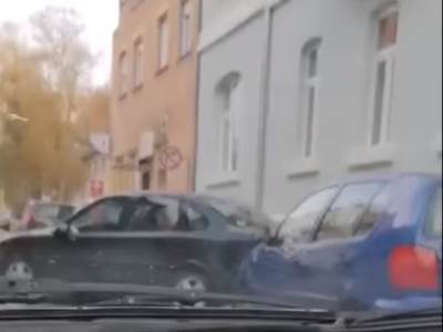  parking automobili vozac izgurao drugi automobil parkiranje video snimak 
